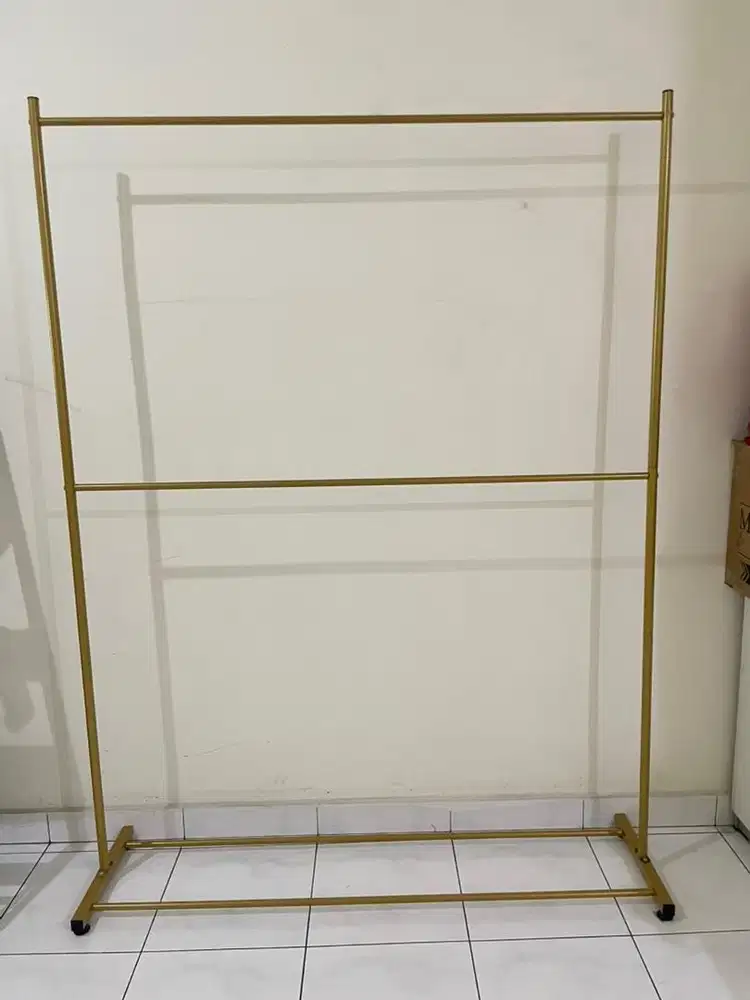 Hanger baju gold