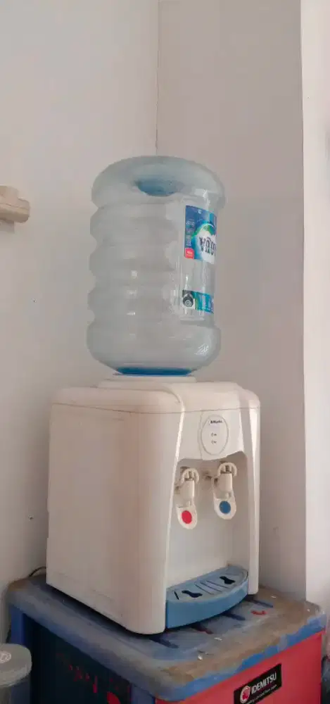 Dijual Cepat 1 mesin dispenser air mineral panas-dingin + 2 galon Aqua