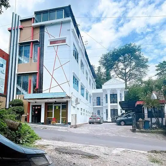 Hotel 4 lantai dan rumah 2 lantai
