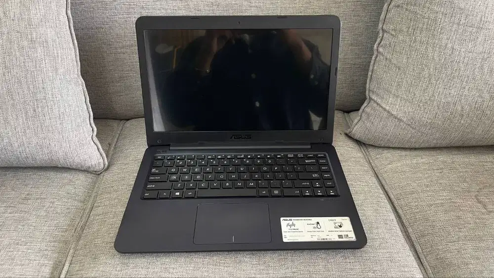 READY ASUS E402Y | AMD E2-7015 | RAM DDR3 4GB | SSD 128GB | LAYAR 14