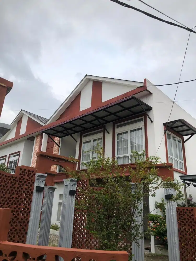 DIJUAL RUMAH 2 LANTAI SIAP HUNI