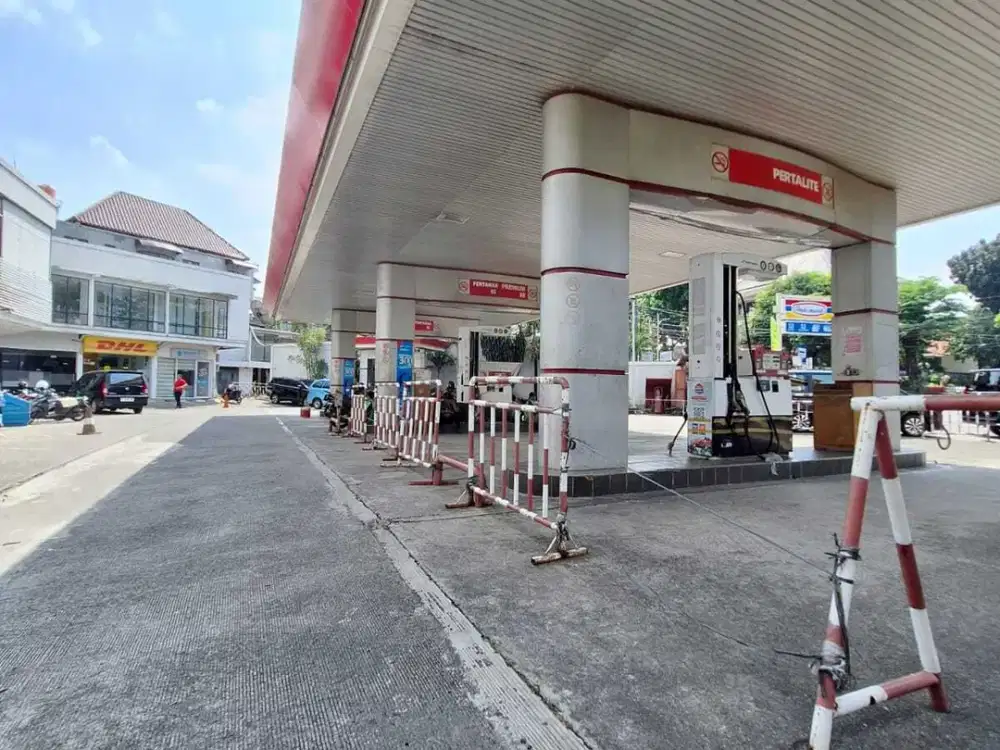 SPBU sudah tidak aktif. Lokasi sangat strategis dgn banyak tenan :