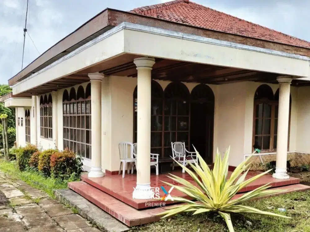 V1 DIJUAL VILLA DENGAN TANAH LUAS  0 JALAN RAYA DI  PUSAT KOTA BATU