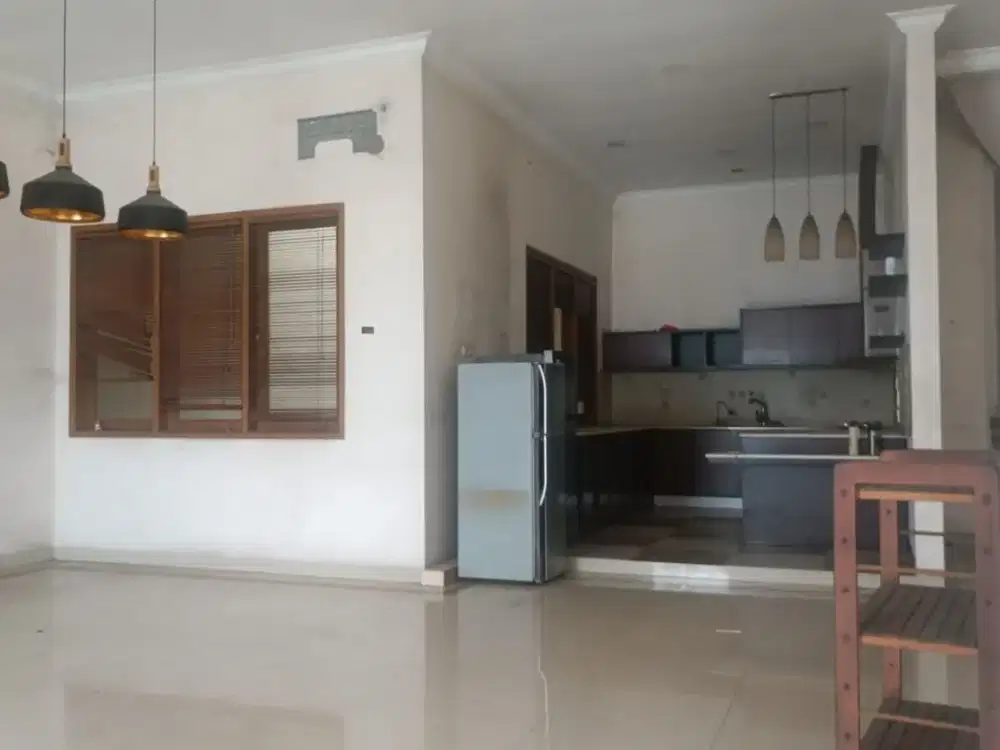 Jual Cepat! Rumah Luas di Taman Surya 3 Dekat Sekolah & Mall Jakarta Barat