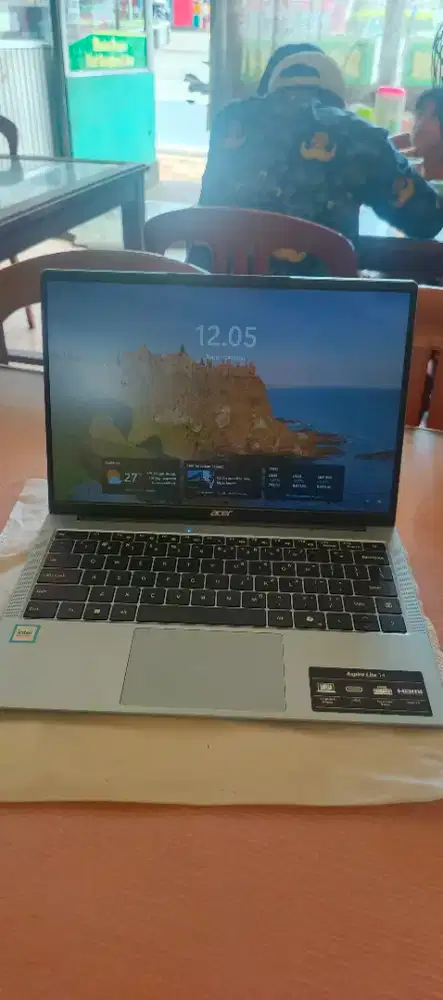 Baru beli di tanggal 27 September 2025 laptop acer, layar 14 inc
