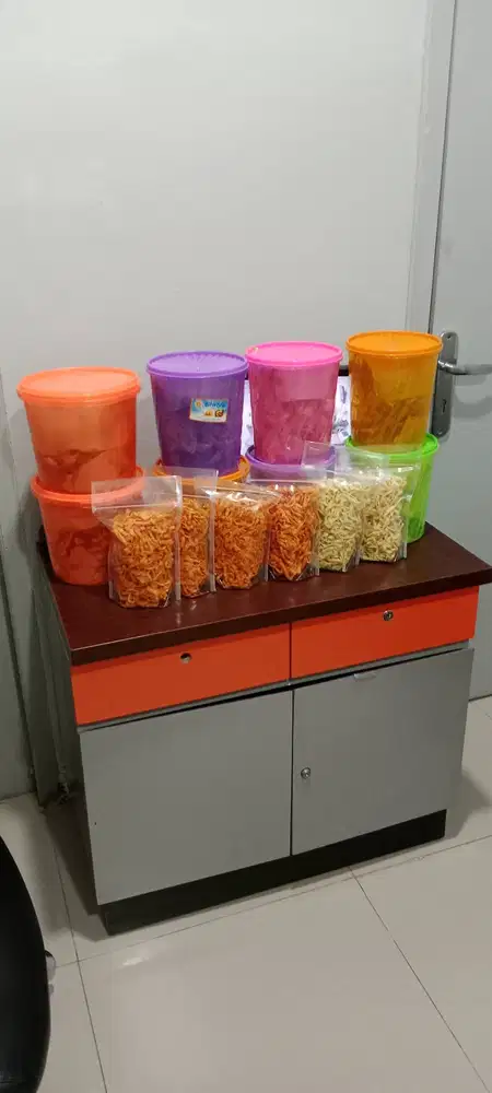 Peyek kacang dan keripik pangsit goreng