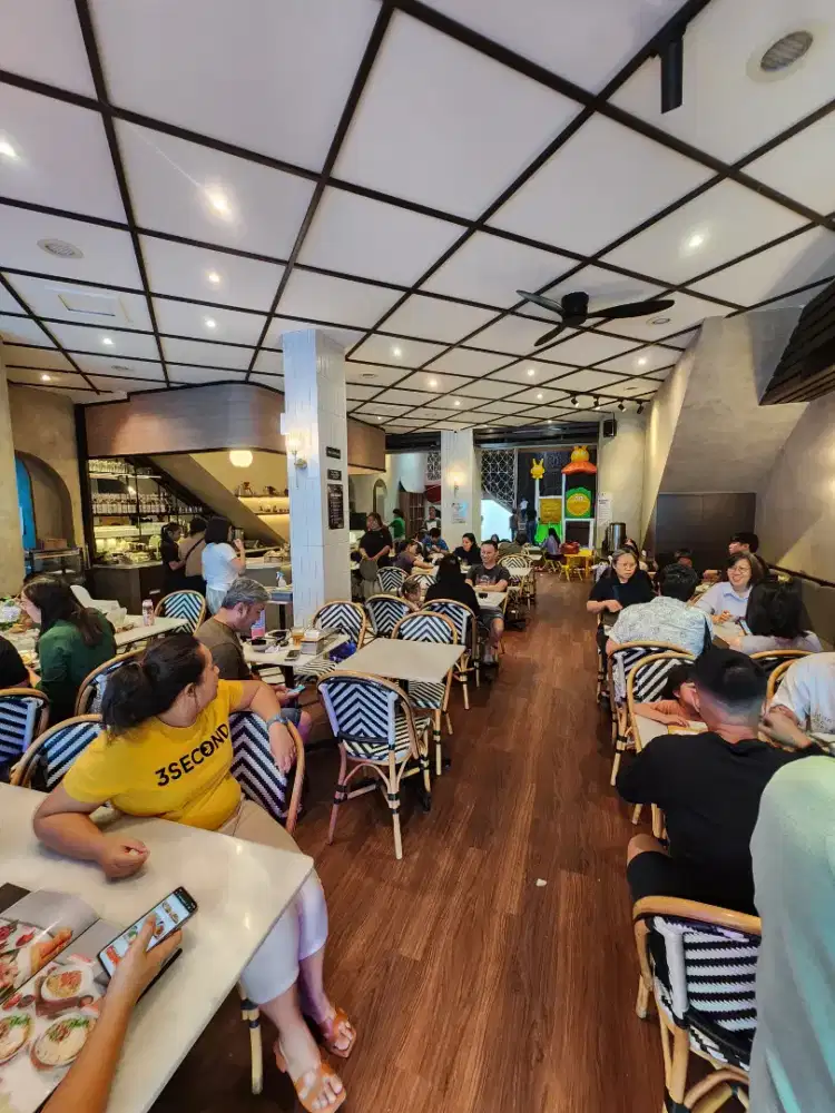 Waiter pria/wanita