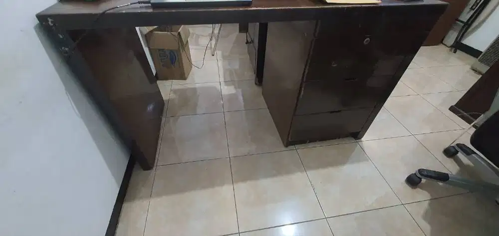 Meja kayu kantor kokoh