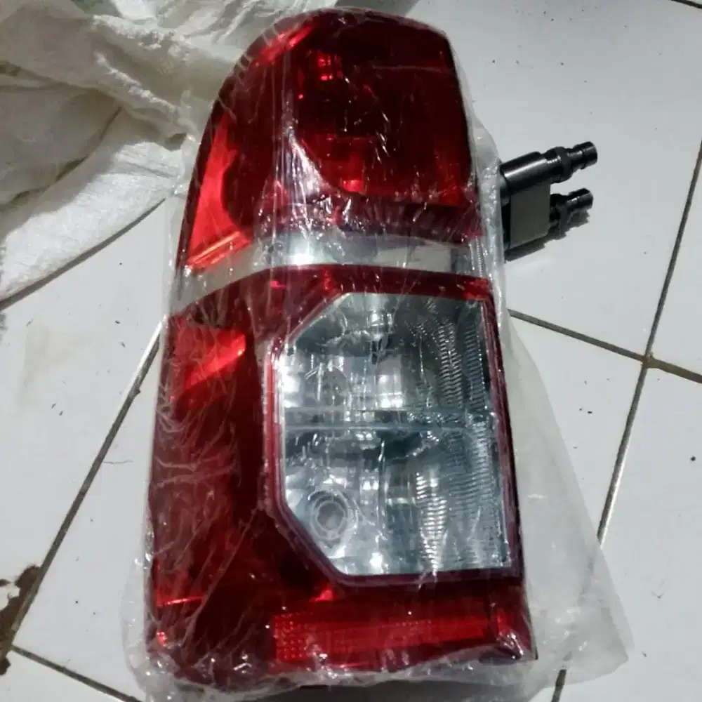 Lampu rem kiri hilux vigo 2012-2014