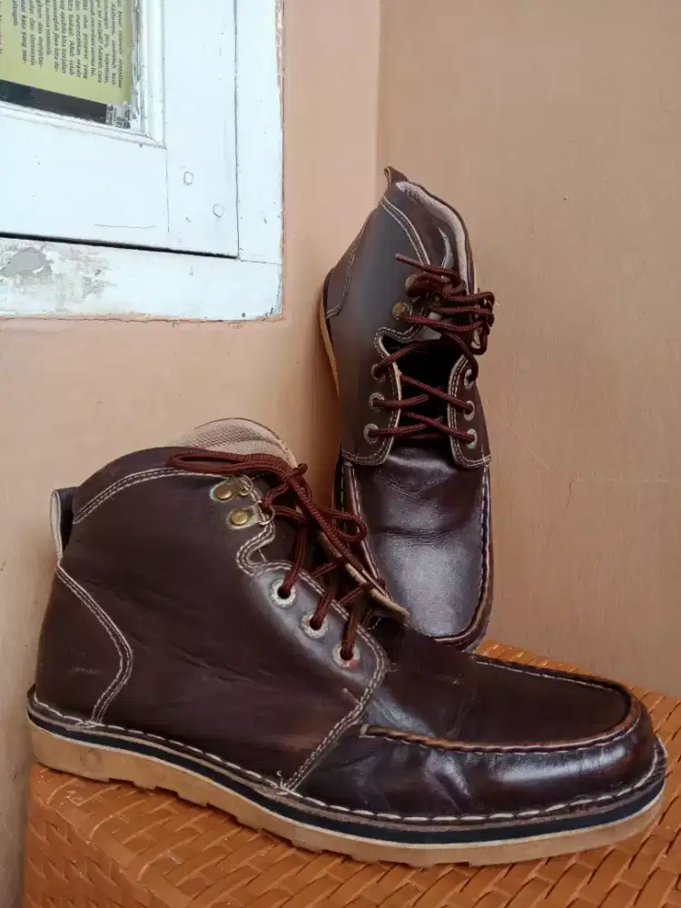 Sepatu boot kulit