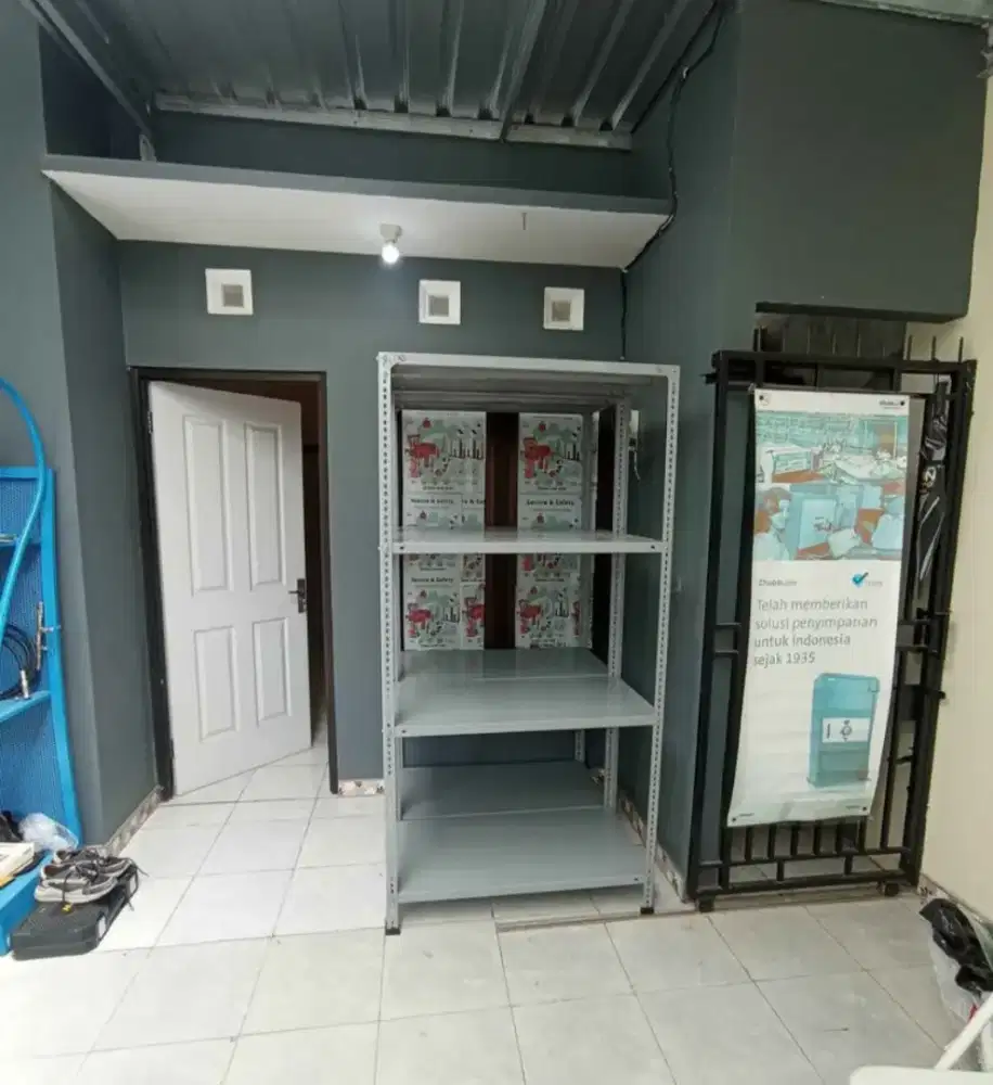 Rak gudang cod di tempat