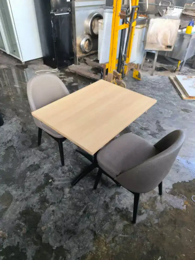 Meja Kursi Makan, bahan Hpl kursi bantalan sofa
Uk 80×60×75
Stok 8 set