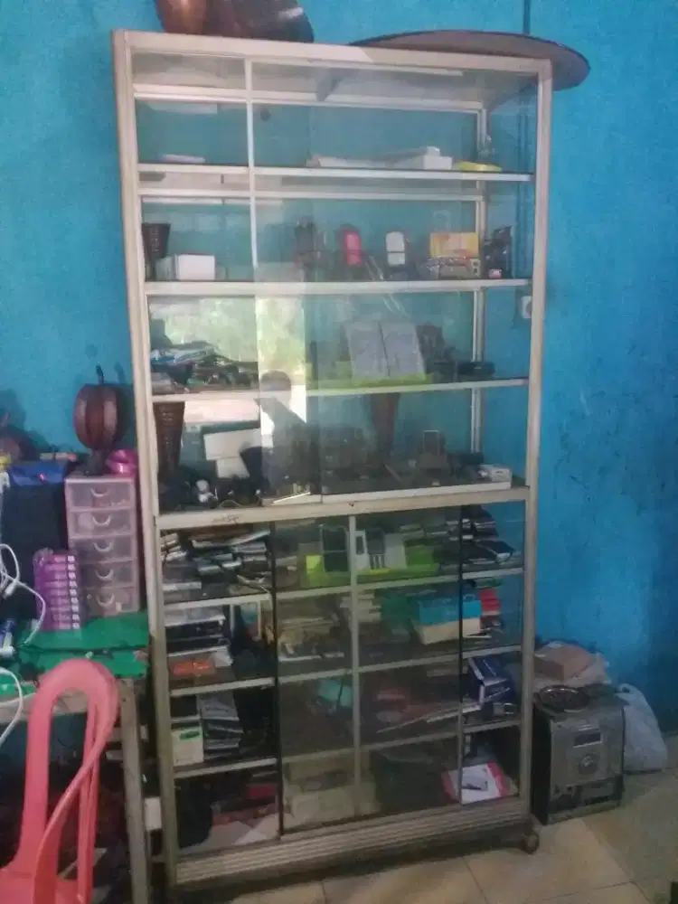 etalase kaca usaha
