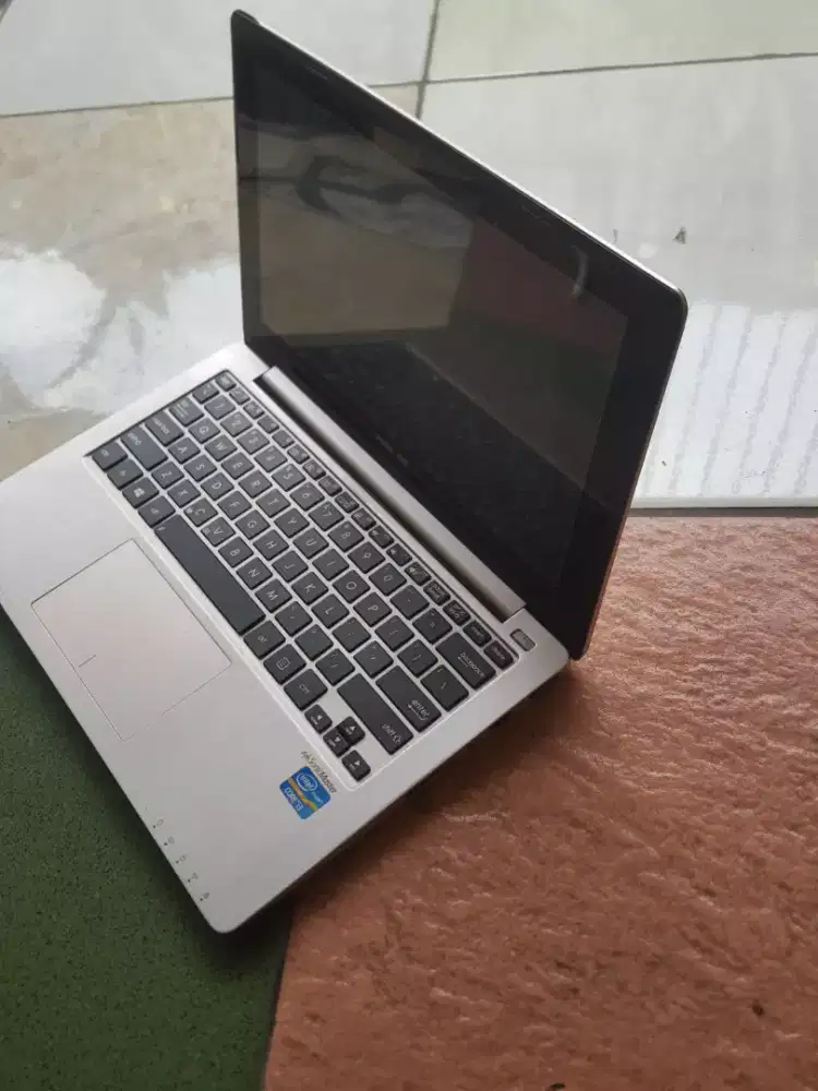 Notebok 12 inc asus touchren S200E cre i3,memory4gb hardis 500 gb mati