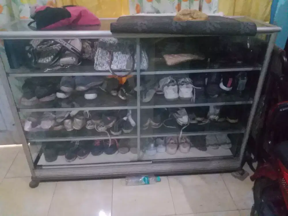 etalase kaca usaha