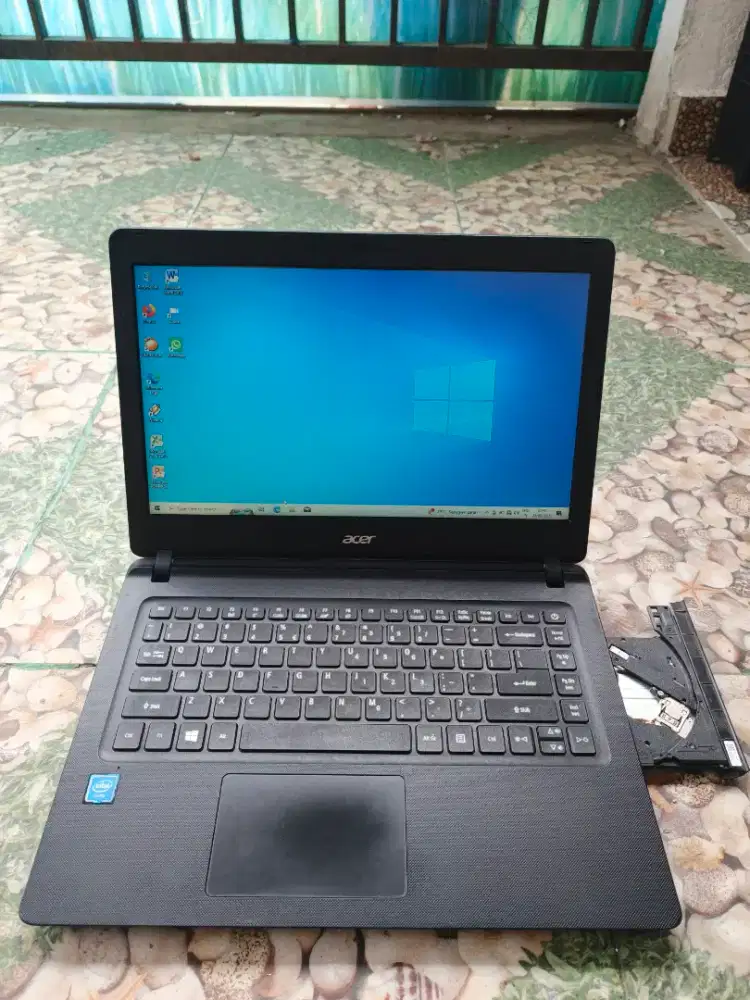 Laptop Acer Ram 10gb layar 14 inch windows 10 batre awet ktek mnus