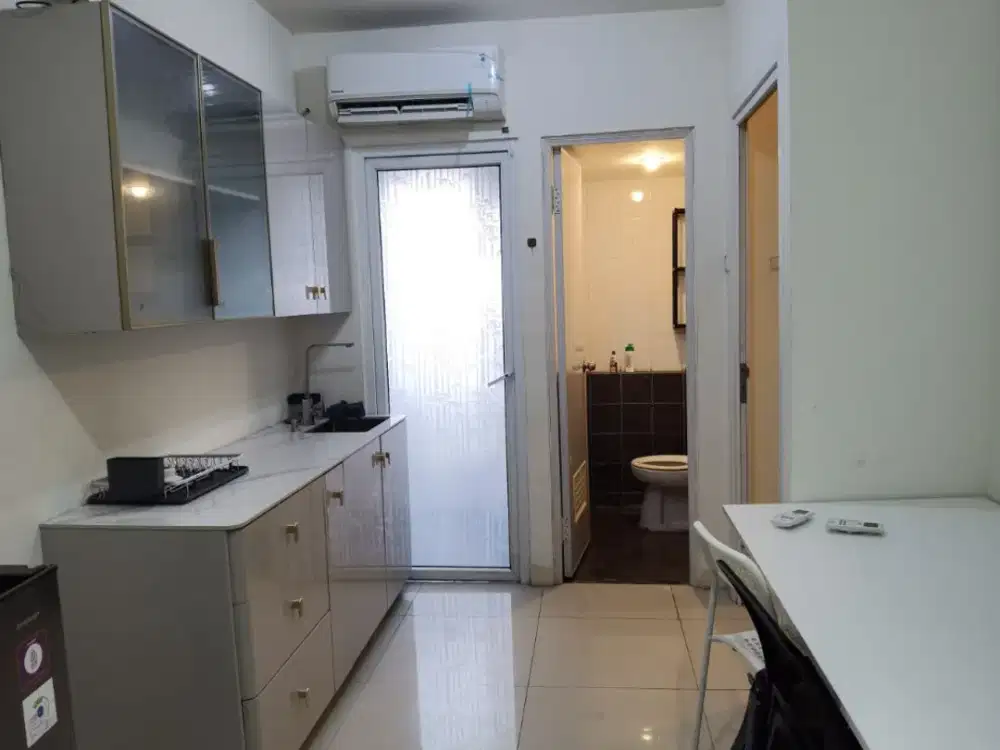 Sewa Murah Bulanan Green Pramuka City 2BR Unit Bagus Siap Huni