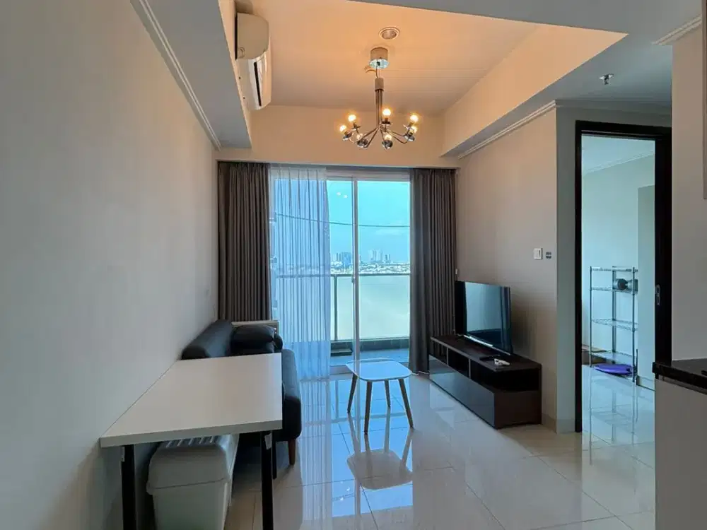 Disewakan Apartemen Green Sedayu 3 BR Semi Furnished , Cengkareng