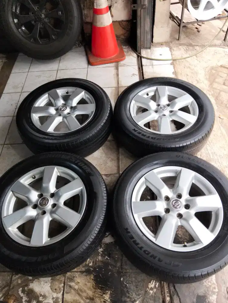 Velg Nissan X-Trail R17+Ban god condition bisa tt/kirimNex wa ja gan
