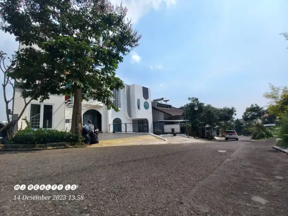 RUMAH MODERN DENGAN KOLAM RENANG PRIBADI di Resor Dago Pakar Bandung