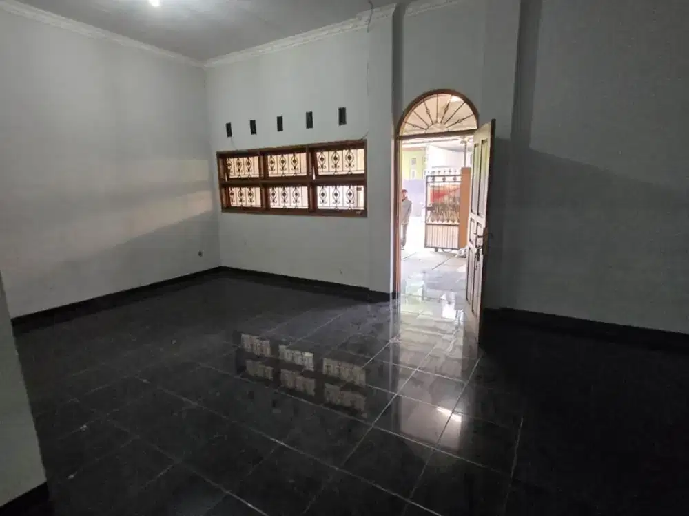 Ruang Usaha atau Gudang Luas di Lokasi Istimewa TKI III Blok A