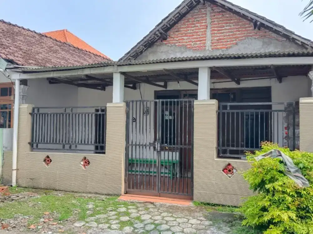 RUMAH DI JALAN ANUSANATA NO 04, SAWOTRATAP, GEDANGAN, PASURUAN