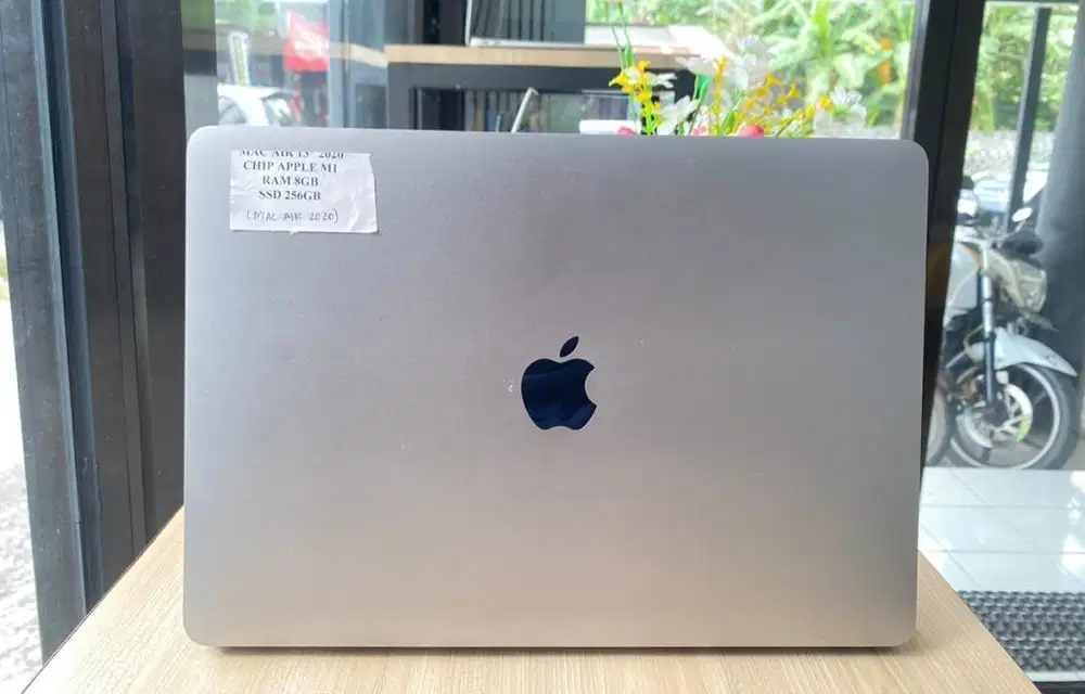 MacBook Air M1 2020 13” 8GB SSD 256GB Ringan, Mulus, Siap Pakai!