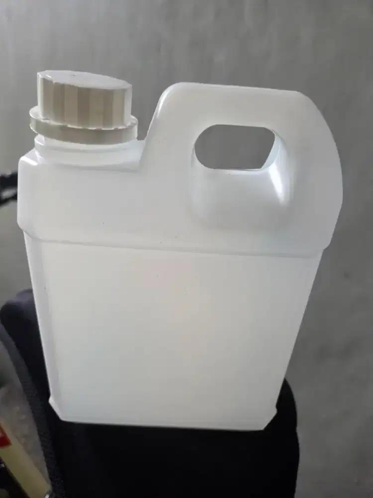 Jerigen plastik 1 lt sekali pakai (bekas air zam-zam).