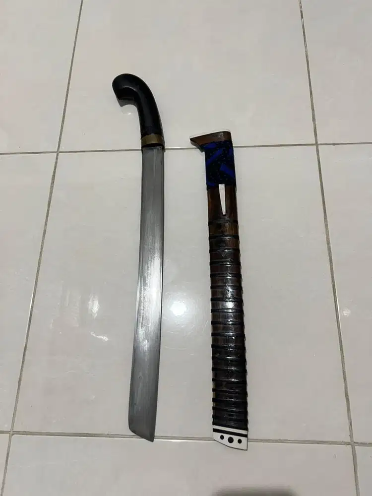 Di jual cepat sebuah golok baja per selap super tajam