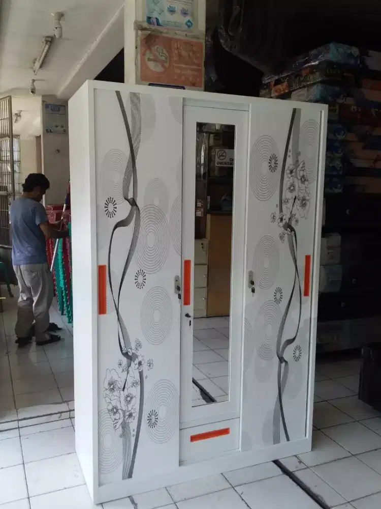 lemari besi 3 pintu