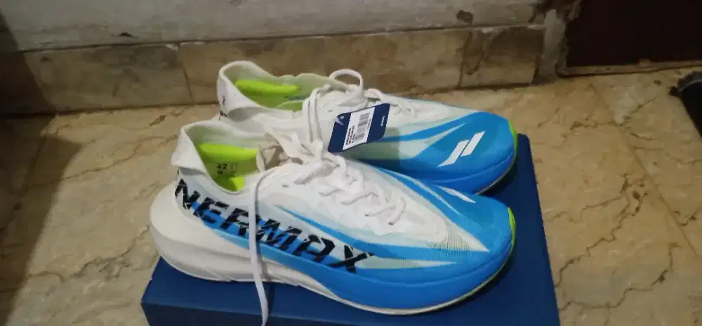 Sepatu lari lokal merk Mills