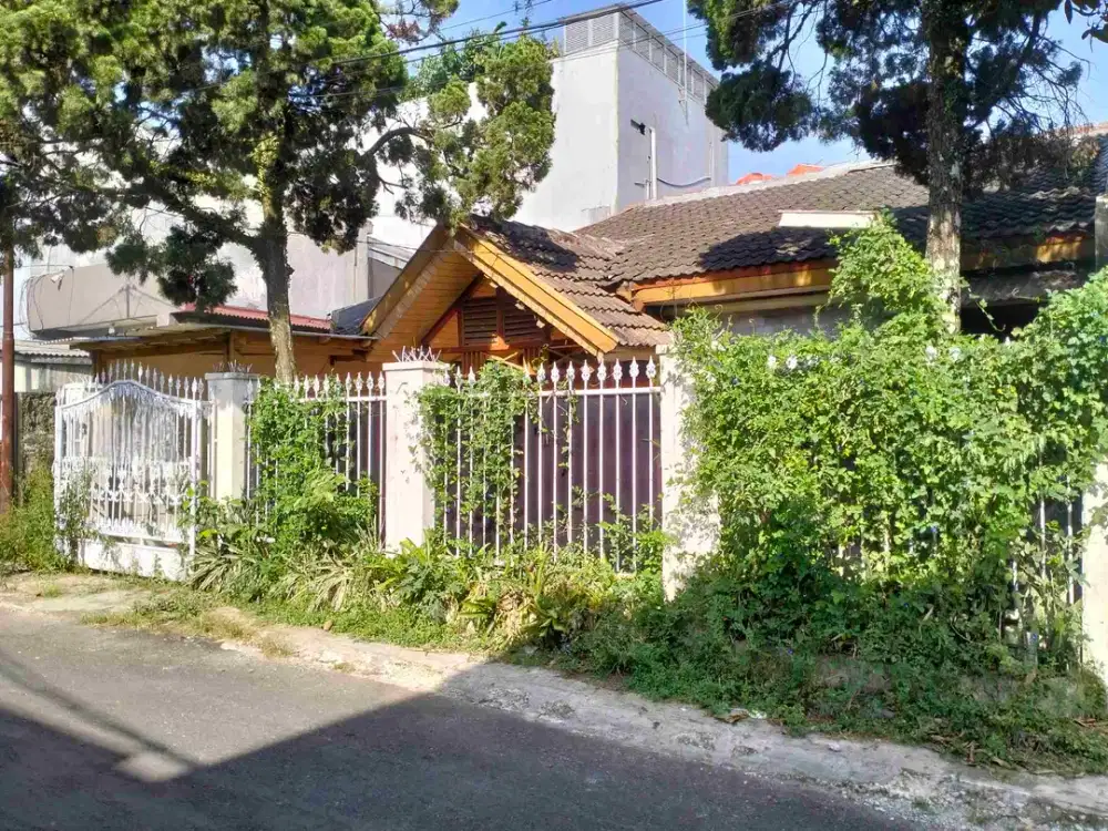 Rumah Lama di Jalan Alat Musik Turangga Lengkong