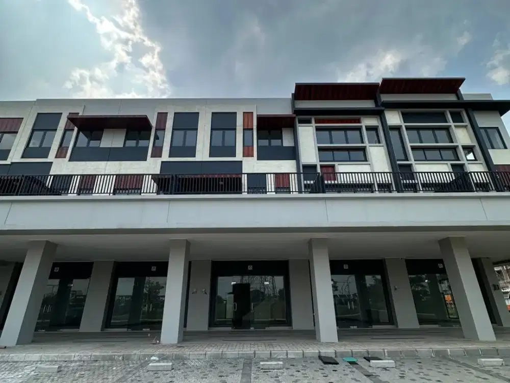 Siap Usaha! Ruko 3 Lantai Hadap Jalan View Danau Strategis di Kawasan Gading Serpong