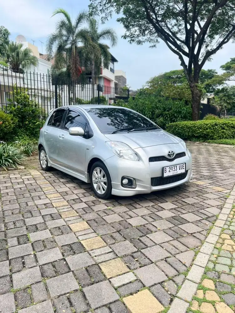 City Car Premium Kilometer Low 2012 Toyota Yaris E Bakpao Silver Murah