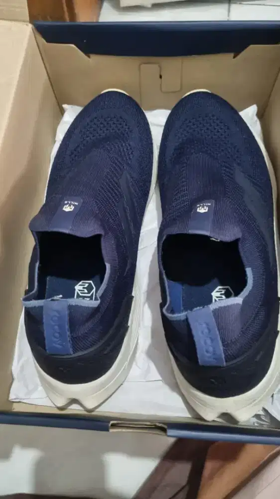 Mills Sepatu olahraga
