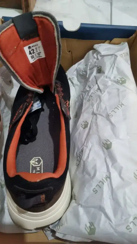 Sepatu Mills Unisex