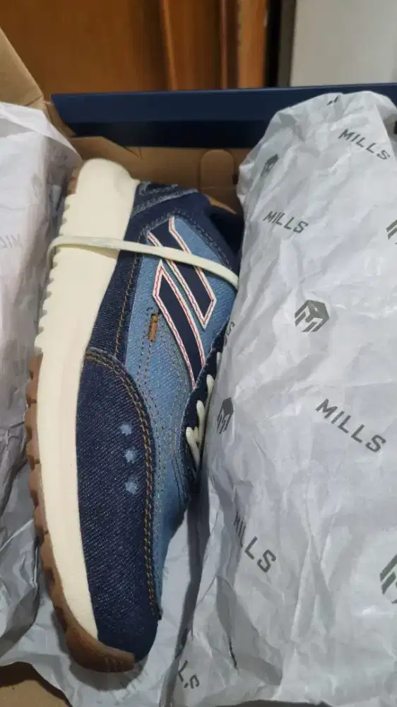 Sepatu Mills Unisex