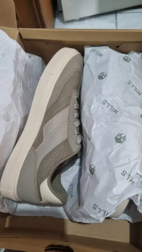 Sepatu Mills Unisex
