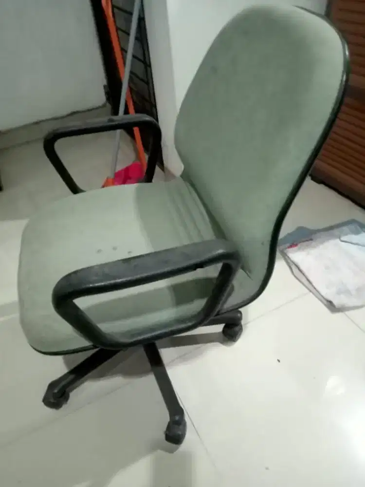 Kursi komputer empuk dan nyaman