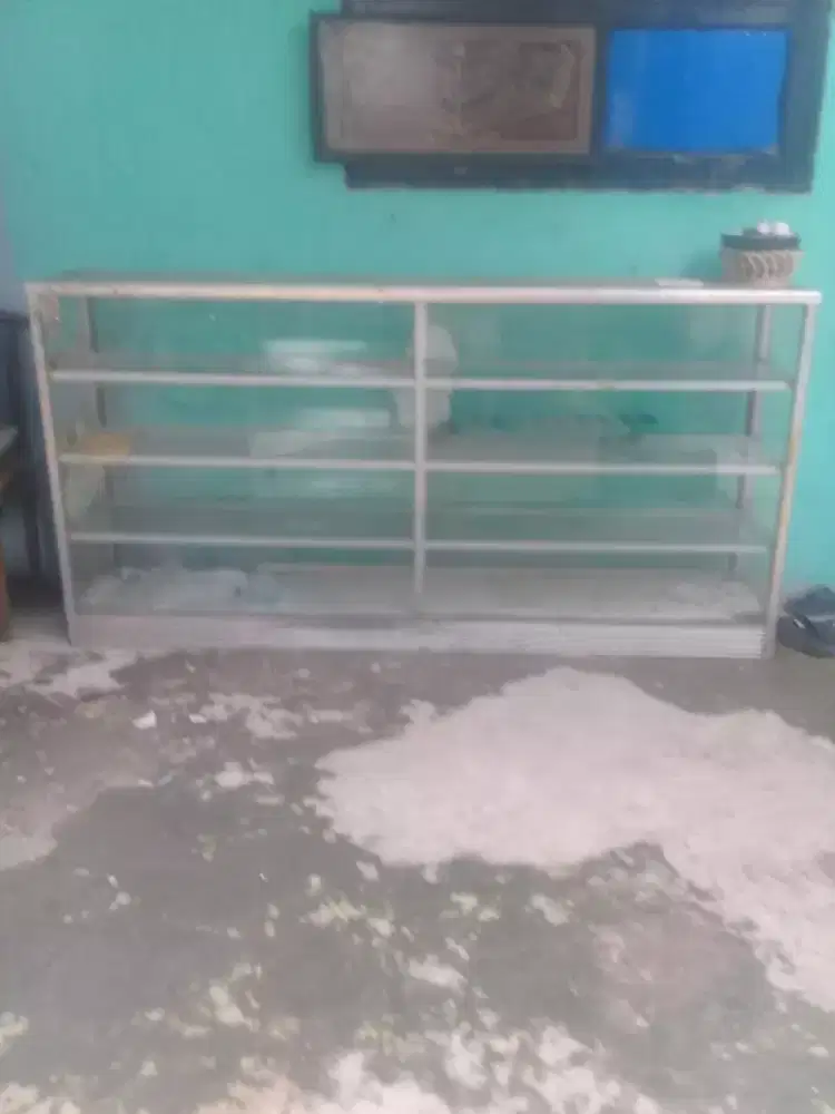 Di juak Etalase bekas