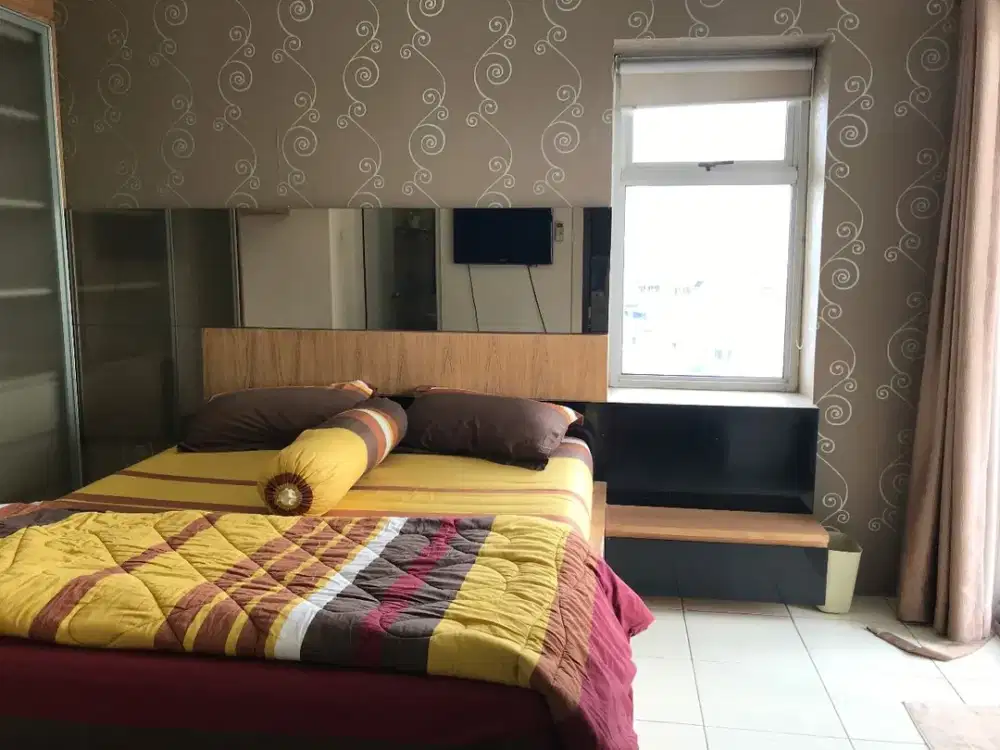 Sewa 3BR lantai Rendah Furnish Cakep Apartemen Mediterania Garden 2