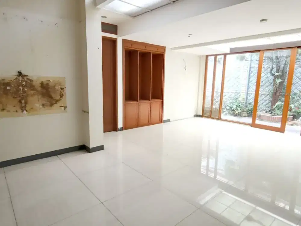 Dijual Ruang Usaha Bisa Untuk Rumah di Sayap Riau, Pusat Kota Bandung