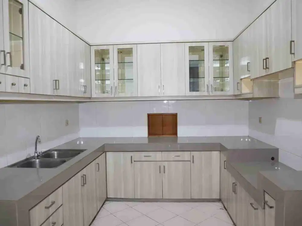 Rumah sewa Puri Indah 2.5 lantai dlm cluster