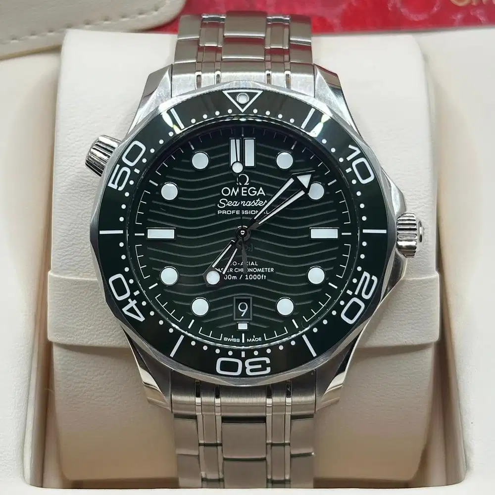 Omega Seamaster 300m green ceramic bezel Like New 2025