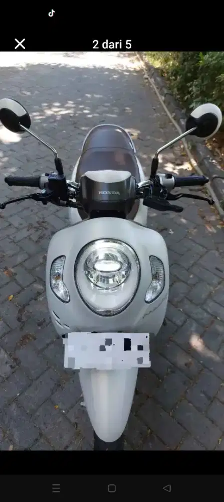 Scoopy prestige putih
