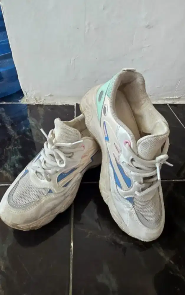 Sepatu Sneakers cewe dr. Kevin
