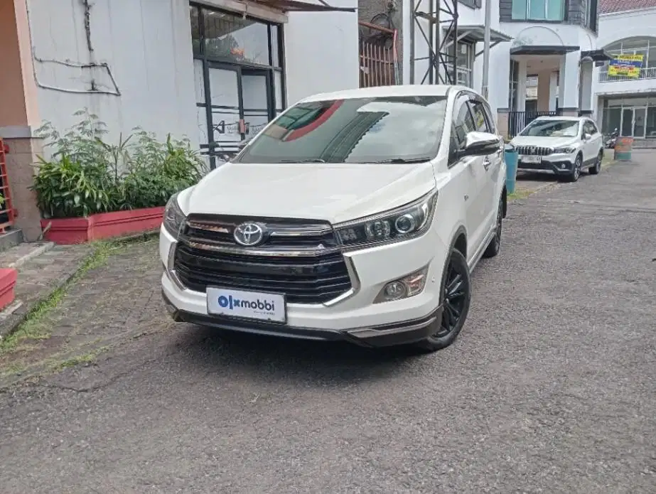 Like New - TOYOTA KIJANG INNOVA 2.0 VENTURER BENSIN A/T 2017 PUTIH
