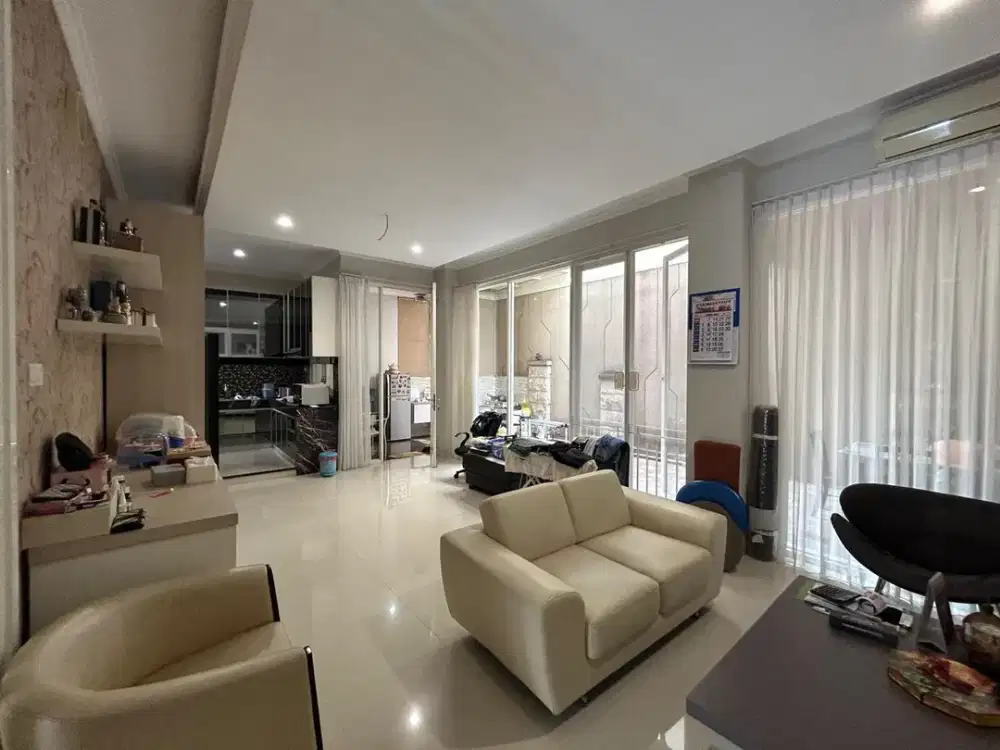 Minimalis Rumah Bangunan Baru di Royal Residence