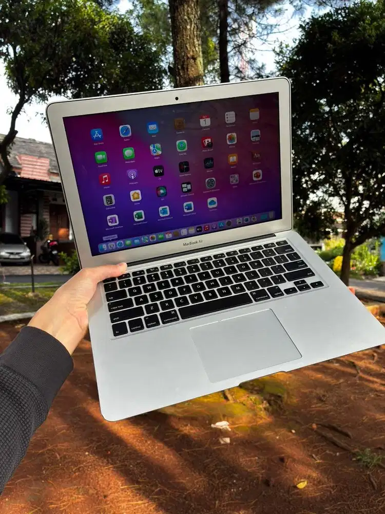 Apple MacBook Air 2017 Layar 13.3 Inchi Intel i5 Ram 8GB SSD 128GB