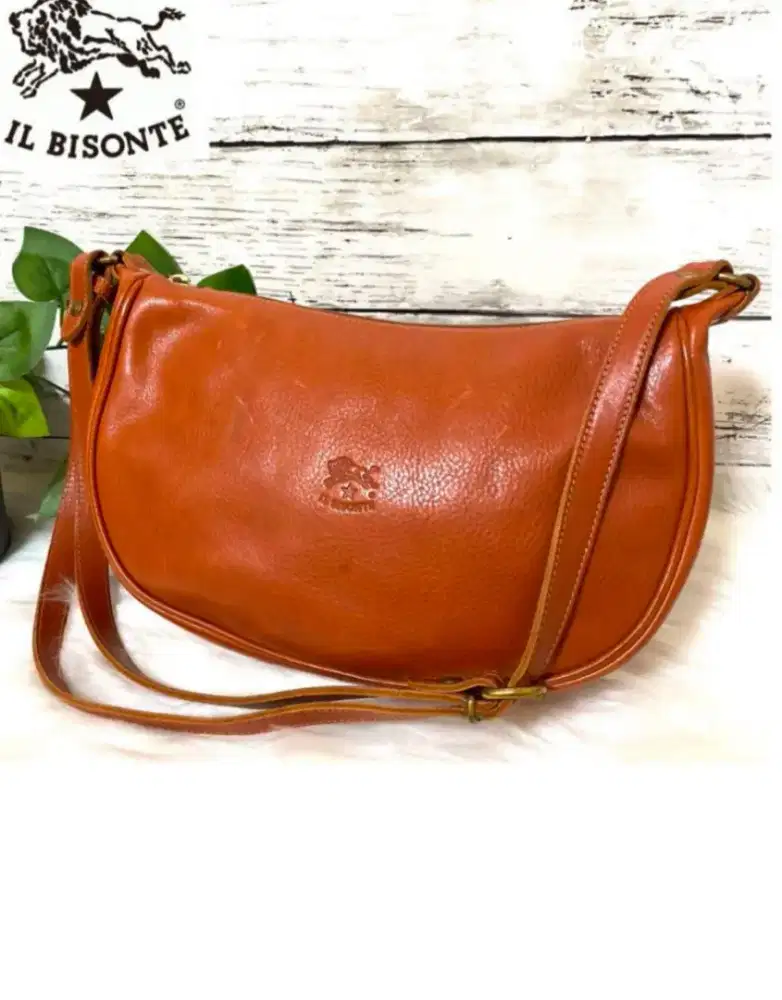 IL BISONTE Leather Half Moon Shoulder Bags